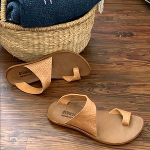Cydwoq sandals